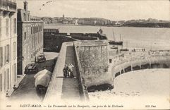 CPA Saint Malo la Promenade sur les Remparts vue prise de la Hollande 