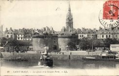 CPA Saint Malo les Quais et la grande porte Bateaux