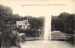 CPA Strasbourg A l'Orangerie Le Jet d'Eau et la Maison Alsacienne 