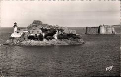 CPA Carantec Finistere chateau du taureau et Ile Louet 