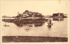 CPA Carantec Finistere l'Ile Louet et le chateau du taureau a Maree Basse 