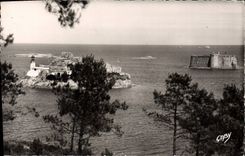 CPA Carantec Finistere Chateau du Taureau et Ile Louet 