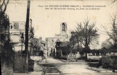CPA La Grande guerre 1914 17 Soissons bombarde rue de l'Echelle du Temple au fond la cathedrale  Mil