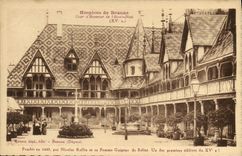 CPA Hospices de Beaune cour d'honneur de l'hotel Dieu XV s foudee en 1443 par Nicolas Rollin et sa f
