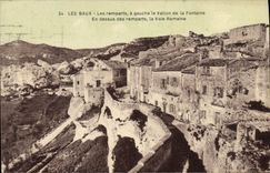 CPA Les Baux Les remparts a gauche la Vallon de la Fontaine 