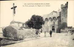 CPA Les Saintes Maries de la Mer La Porte principale de l'Eglise et le Calvaire 