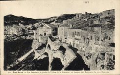 CPA Les Baux Les Remparts a gauche de Vallon de la Fontaine 