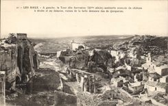 CPA Les Baux a gauche la tour dite Sarrazine XI siecle 