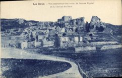 CPA Les Baux Vue panoramique des ruines de l'Ancien Hopital et du Chateau des Baux 