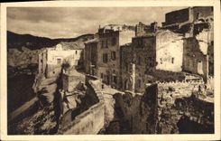 CPA Les Baux Les Remparts a gauche le Vallon de la Fontaine 