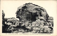 CPA Les Baux B du Rh Rocher monolithe ou les pretres druides immolaient teurs victimes 
