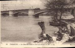CPA Tarascon Les Bords du Rhone et Pont du Chemin de Fer 