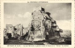 CPA Les Baux B du Rh La Tour Sarrazine a gauche ruines du donjon et le Terras du château