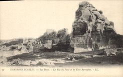 CPA Environs d'Arles les Baux La Rue du Fosse et la Tour Sarrazine