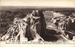 CPA Provence Les Baux Vu panoramique de gauche a droite les Mejanes Galerie du Chateau et Tour des B