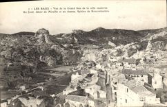 CPA Les Baux Vue de la Grand Rue de la ville moderne au fond decor de Mireille et au dessus Sphinx d