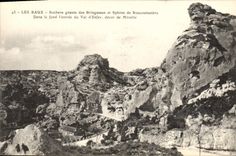 CPA Les Baux Rocher geants des Bringasses et Sphinx de Roucoutouiero dans le fond l'entree du val d'