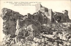 CPA Les Baux Donjon du Chateau feodal construit au Xme siecle a l'avant plan cimatiere Gallo Romain 
