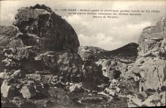 CPA Les Baux Rocher geants et chimeriques gardant l'entree du val d'enfer ou les pretres Druides imm