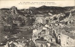 CPA Les Baux Au sommet le Sphinx de Roucoulouiero Au bas le decor de Mireille au premier plan le vil