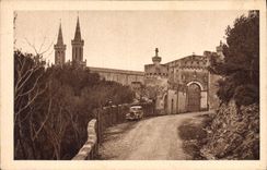 CPA Saint Michel de Frigolet (B du RH) L'arrivee a l'abbaye Ancienne entree du Monastere avec ses to