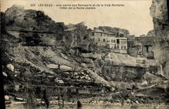 CPA  Les Baux Une partie des Remparts et de la vole Romaine Hotel de la Reine Jeanne