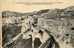 CPA  Les Baux (B du Rh) Les Remparts a gauceh le Vailon de la Fontaine En dessus des Remparts le Vol