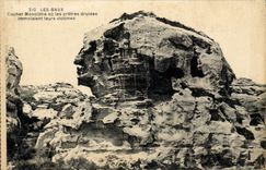 CPA  Les Baux Rocher Monolith ou les pretres druides Immilaient leurs victimes