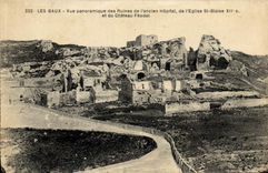 CPA Les Baux Vue panoramique des ruines de l'ancien Hopital de l'Eglise St Blaise XIIe s et du Chate