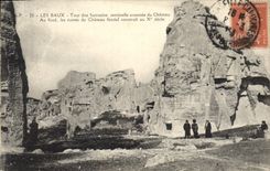 CPA Les Baux Tour dite Sarrasine sentinelle avancee du Chateau au fond kes riunes du Chateau feodal 