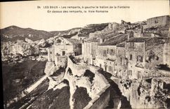 CPA Les Baux Les Remparts a gauche le vallon de la Fontaine en dessus des remparts le voie Romaine