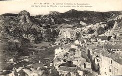 CPA Les Baux Au sommet le Sphinx de Roucoutouiero Au bas le decor de Mireille Au premlier plan le vi