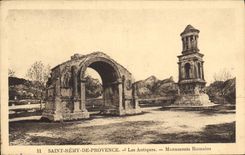 CPA Saint Remy de Provence Les Antiques Monuments Romains
