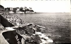 CPA Dinard Promenade du Moulinet au loin la Malouine 