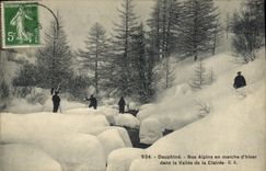 CPA Dauphine Nos Alpins en marche d'hiver dans la vallee de la Clairee Chasseurs Alpins Militaria
