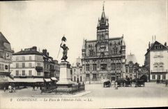CPA Compiegne La Place de l'Hotel de Ville 