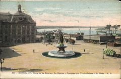 CPA Bordeaux Place de la Bourse La Bourse Fontaine des Trois Graces et la Rade 