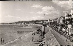 CPA Nice A M une des plages de la promenade Anglais et le bateau de croisiere le Gallus 