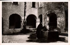 CPA Nice Cimiez cour du Monastere le puits 