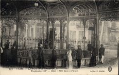 CPA Vichy la source de la grande Grille 