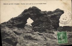 CPA Croix de Vie Vendee Rocher perce par la mer a maree basse 