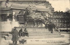 CPA Paris Socle de la statue de la republique place de la republique Chiens (bonne animation)
