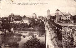 CPA La Roche Posay les Bains Vienne le pont suspendu sur la Creuse et la vue generale Nord 