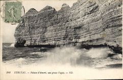 CPA Etretat Falaise d'Amont une Grosse Vague 