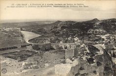 CPA Les Baux A l'horizon et a droite rochers en forme de Sphinx Chateau des Baux 