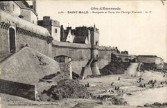 CPA Cote d'Emeraude Saint Malo Remparts et Porte des Champs Vauverts 