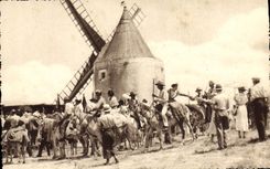 CPA Fontvieille en Provence Gardins et Provencales au Moulin de Daudet 
