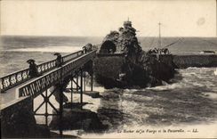 CPA Biarritz Le Rocher de la Vierge et la Passerelle 