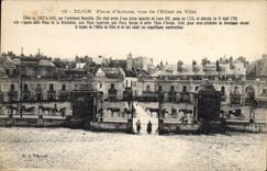 CPA Dijon place d'Armes vue de l'hotel de ville creee de 1682 1692 par l'architecte Noinville elle e