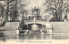 CPA Dijon jardins de la place Darcy le cascade 